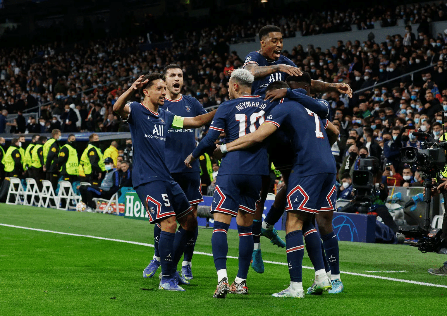 包含巴黎圣日耳曼客场轻松获胜，领先优势拉大的词条